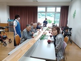 雨天のため室内での開催となりましたが、本物の竹を使ったそうめん流しに皆さん笑顔で参加されました。