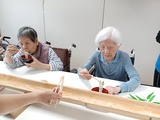 「流れてきた！」と箸を伸ばし、そうめんを上手にすくって楽しまれていました。